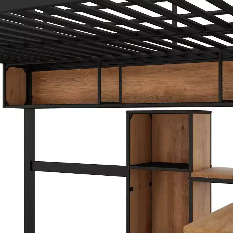 Letto a soppalco full size con scrivania a L e mensole, struttura in metallo e legno, nero e marrone