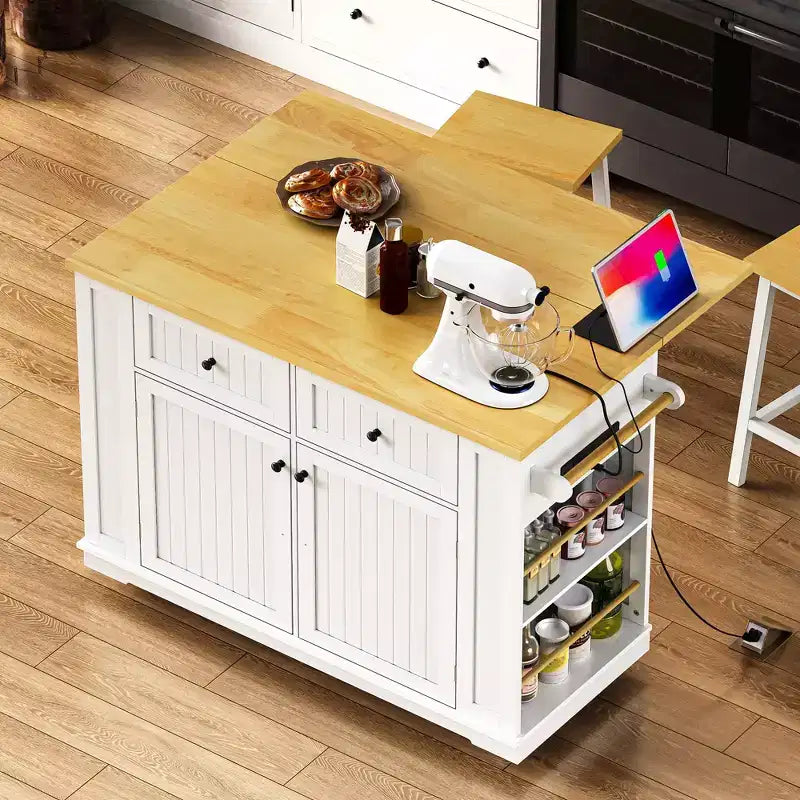 Isola da Cucina Grande da 48 Pollici con 5 Ruote e 2 Sgabelli da Bar, Presa di Corrente, Carrello Contenitore con Piano Pieghevole, Ripiani Laterali Aperti, 2 Cassetti, Bianco
