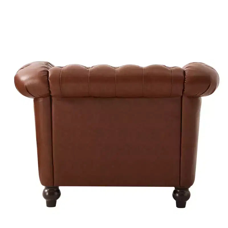 Poltrona Chesterfield Club con braccioli arrotolati, borchie e gambe in legno massello