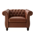 Poltrona Chesterfield Club con braccioli arrotolati, borchie e gambe in legno massello