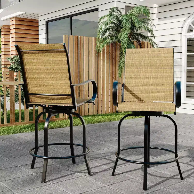 Set di 2 sgabelli da bar girevoli a 360° per patio, sedie alte da esterno con schienale e braccioli, struttura in metallo resistente alle intemperie per terrazza, prato, giardino