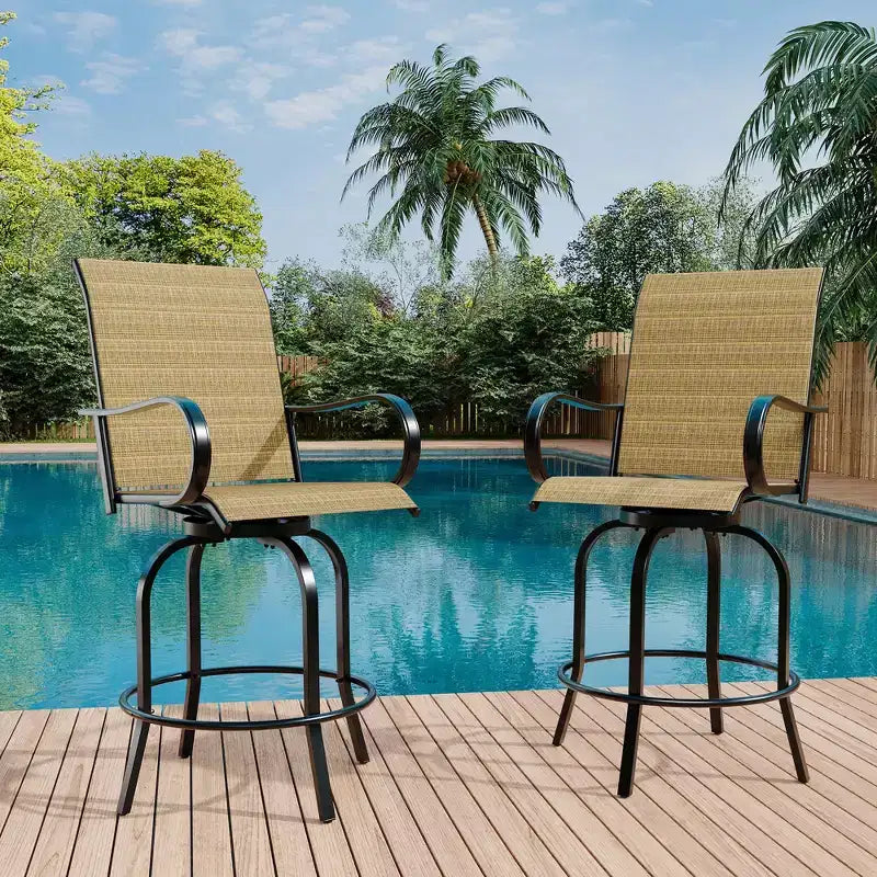 Set di 2 sgabelli da bar girevoli a 360° per patio, sedie alte da esterno con schienale e braccioli, struttura in metallo resistente alle intemperie per terrazza, prato, giardino